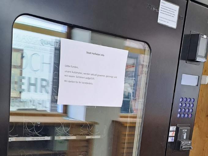 Ein Automat mit einem Zettel dran.