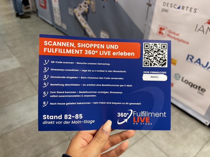 Hand hält eine Informationskarte zum Ablauf der Fulfillment 360° LIVE...