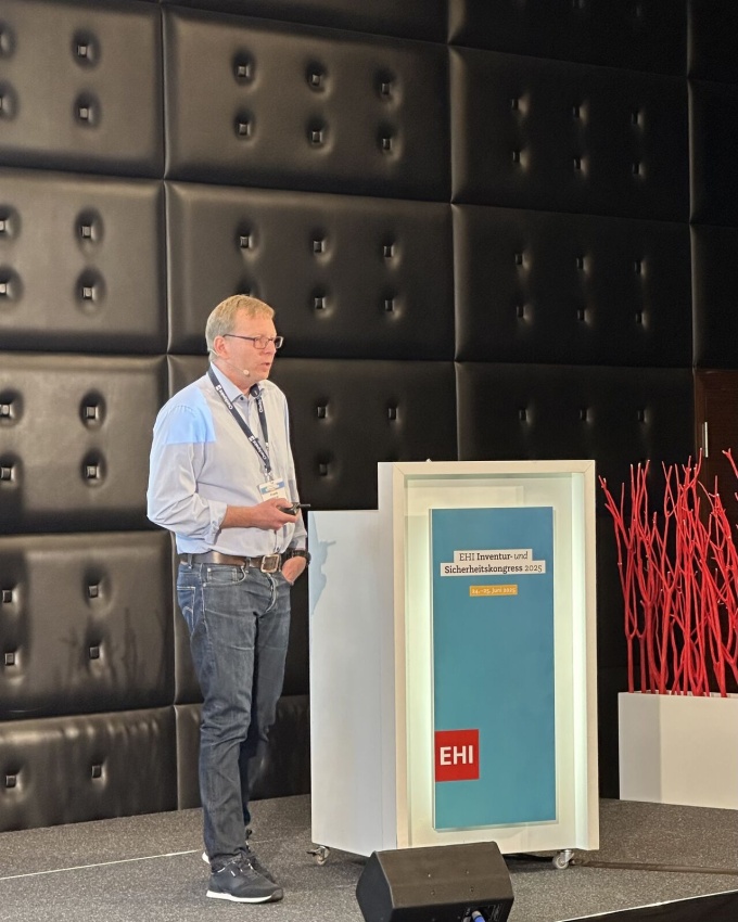 Mann mit Brille steht am Pult und hält einen Vortrag...
