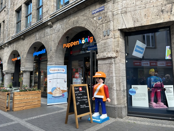 Der Eingangsbereich des Puppenkönigs mit Schildern und Playmobil Figuren....
