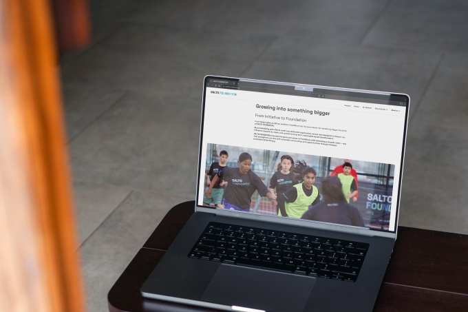 Laptop, der auf einem kleinen Tisch steht.