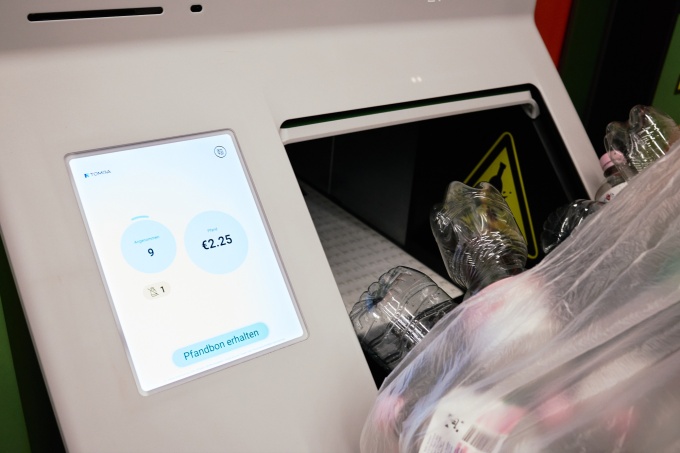 Nahaufnahme eines Leergutautomaten mit Anzeige von 9 angenommenen Flaschen und...