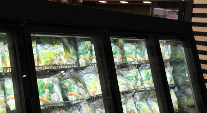 Kühlregal mit Salat