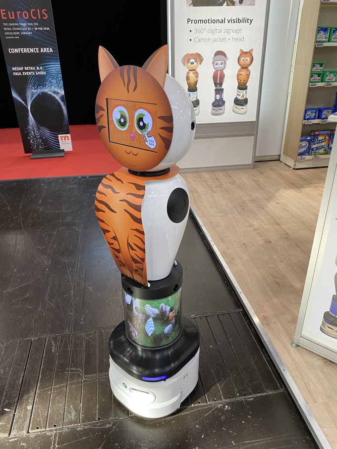 Roboter mit Katzengesicht auf der Messe