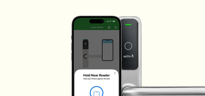 Smartphone vor gelblichem Hintergrund