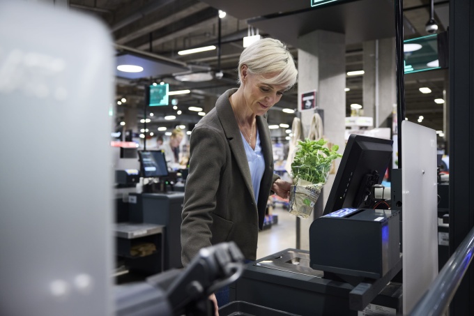 Frau an der Kasse in einem Modegescäft.