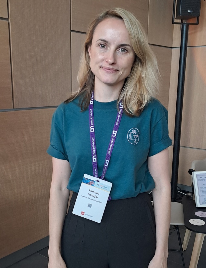 Blonde Frau lächelt in die Kamera