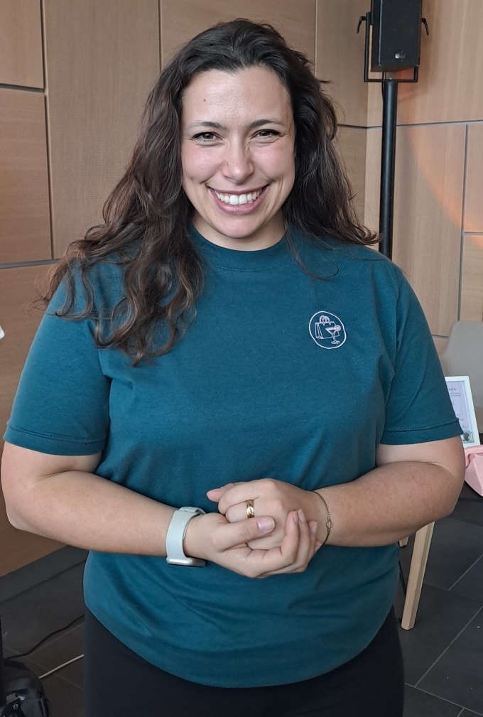 Dunkelhaarige Frau lächelt in die Kamera