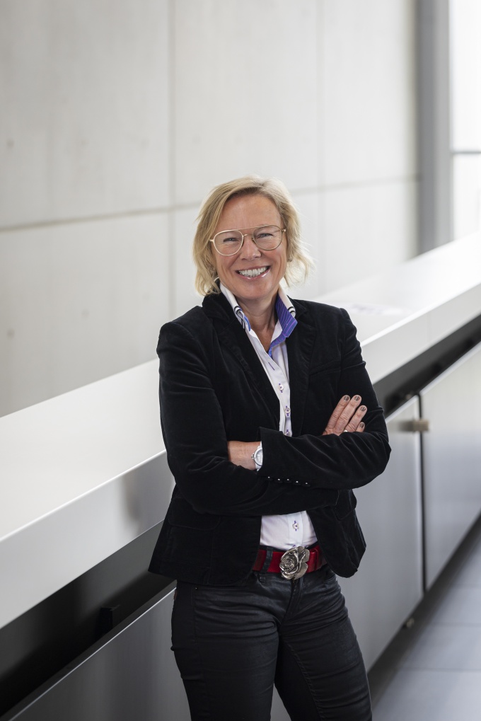 Elke Moebius lächelt in die Kamera.