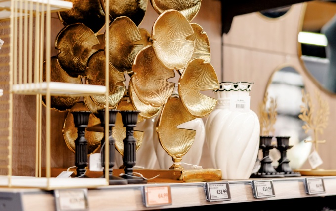 Regal mit goldenen Waren und intelligenten Regalettiketten....