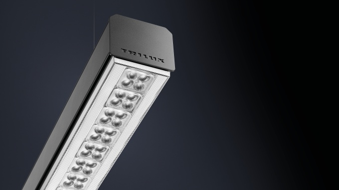 Lampenstrahler für die Decke vor schwarzem Hintergrund...