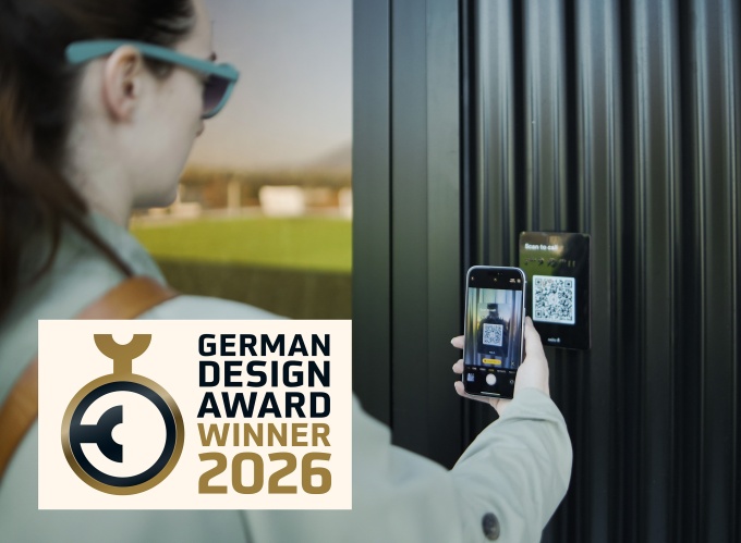 Frau möchte mit Smartphone Tür öffnen, links in der unteren Ecke: Logo des...