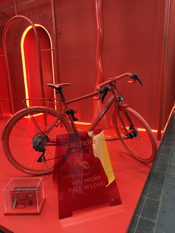 Rotes Fahrrad in roter Umgebung mit rotem Schild.