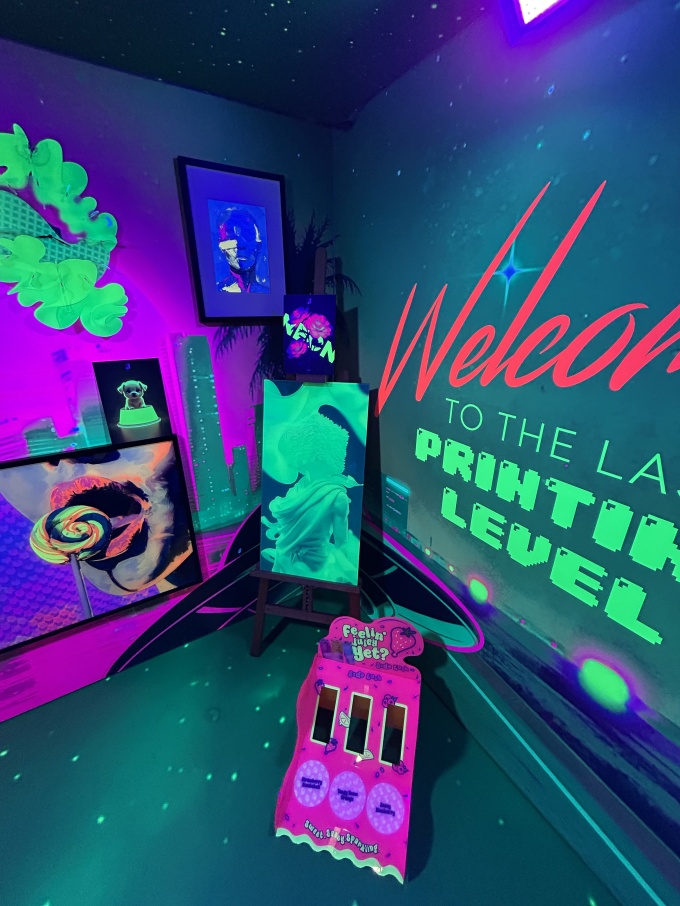 Extrem buntes, grelles Design mit Neon-Farben.