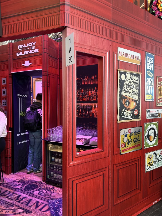 Rote Raumfassade mit Holzoptik und Bildern an der Wand und der Möglichkeit den...