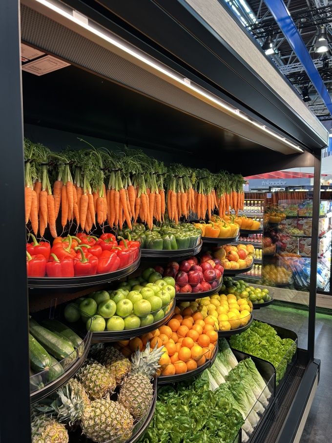 Kreativ angeordnete Frischeprodukte, wie hängende Karotten, in...