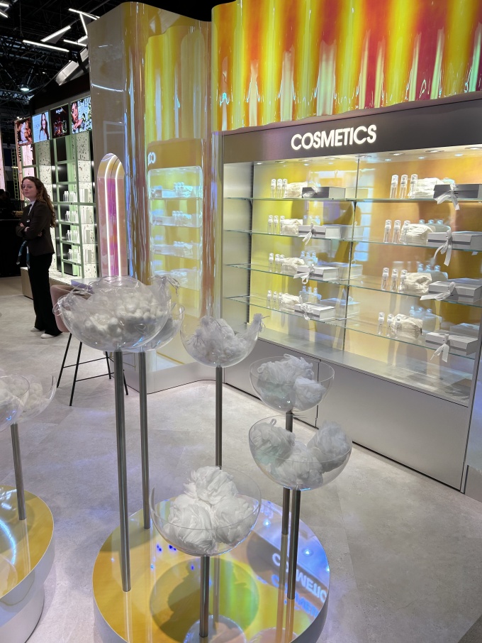 Weißer, schlichter Store mit starken gelben Lichtelementen an der Wand....