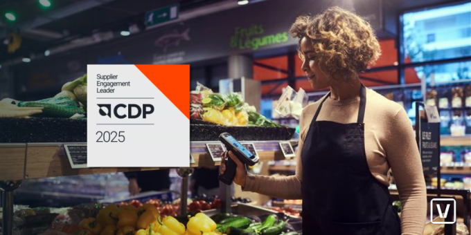 Supermarktpersonal mit Scanner an der Kasse und Logo des Preises in der Mitte...