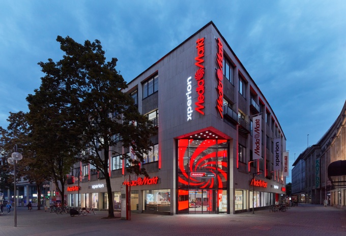 Das neue Tech-Village von MediaMarktSaturn von außen bei Dämmerung...