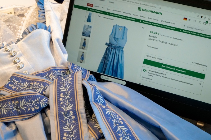 Kleidung vor einem Laptop mit DEICHMANN-Homepage