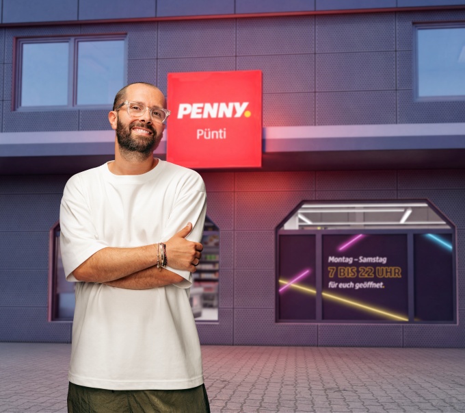 Influencer steht vor Pennny-Markt