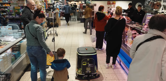 Roboter in der Filiale mit Kundschaft