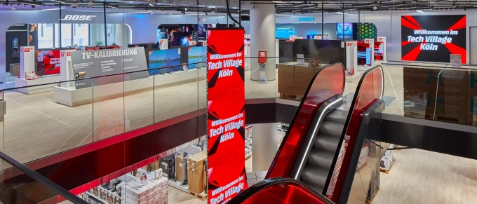 MediaMarktSaturn Tech Village mit Rolltreppe von innen....
