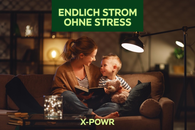 Symbolbild: Frau mit Kleinkind unter einer Lampe