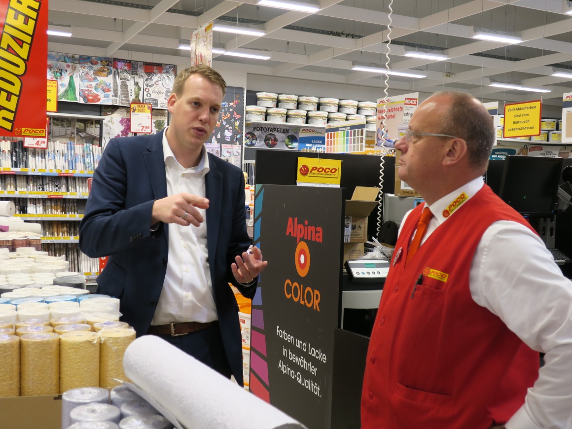 Foto: Abteilungsleiter Sebastian Schrader mit Kollege im POCO-Markt; copyright:...