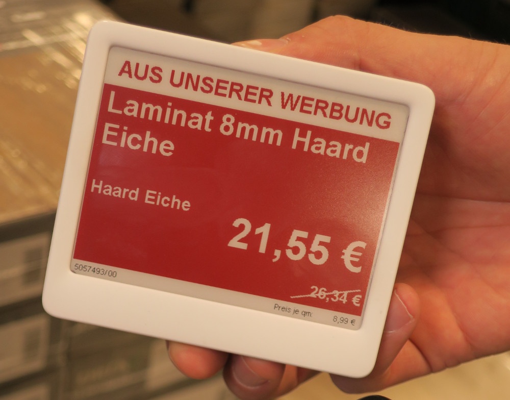 Foto: Hand hält digitales Preisschild in rot-weiß; copyright: POCO...