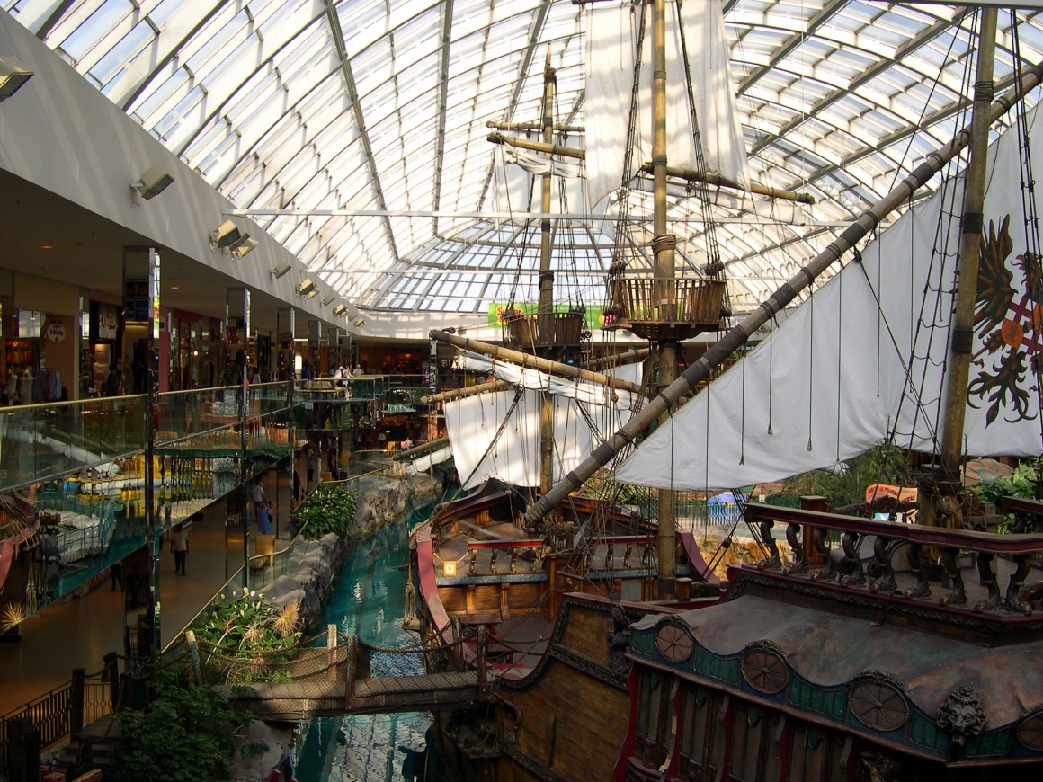 Nachbau eines Segelschiffes steht in einer Shopping Mall....