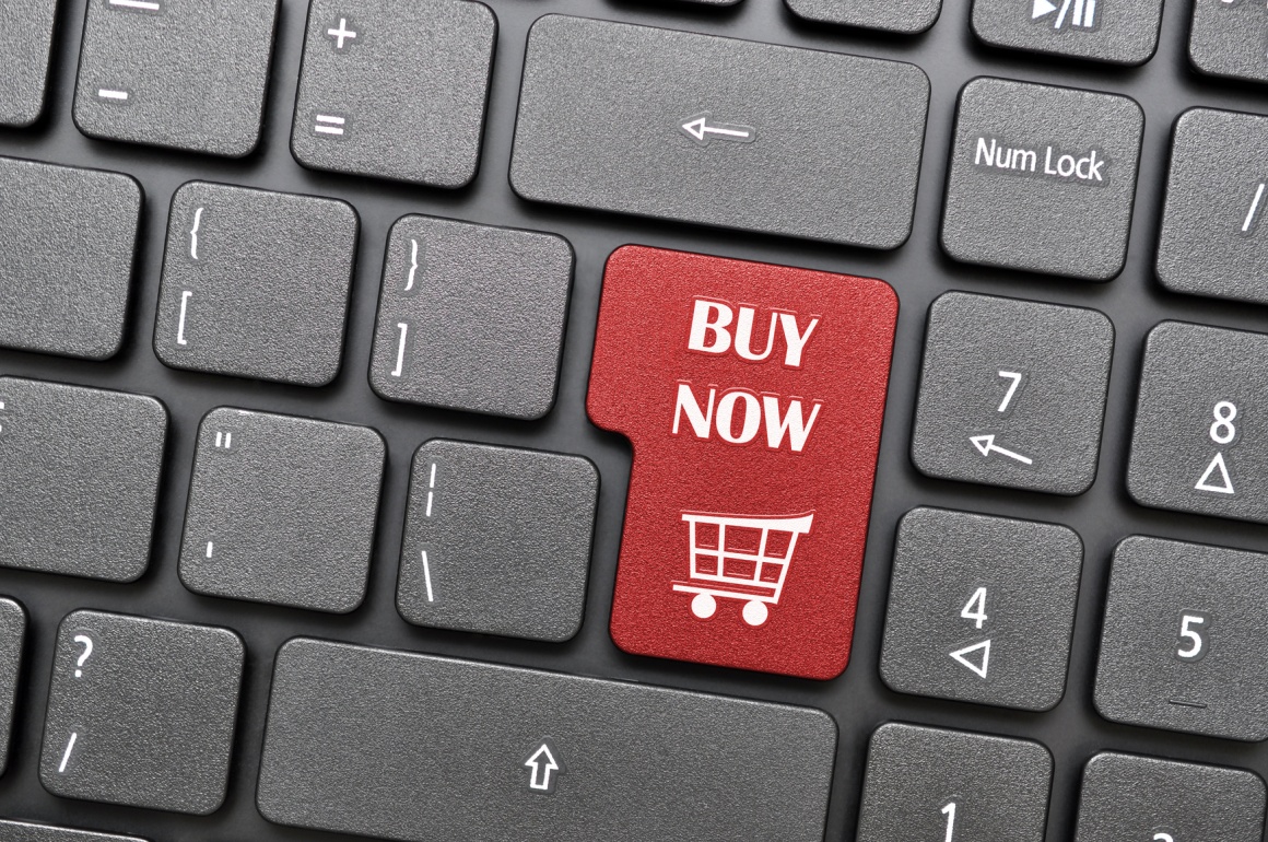 Foto: Tastatur mit Text „Buy Now“ und Einkaufswagen-Icon auf Enter-Taste;...