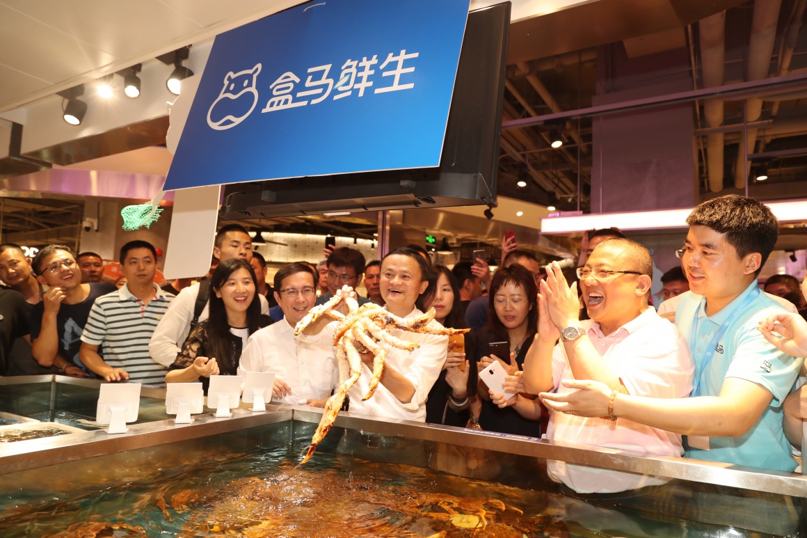 Jack Ma präsentiert Riesenkrabbe in einem seiner Hema Stores....