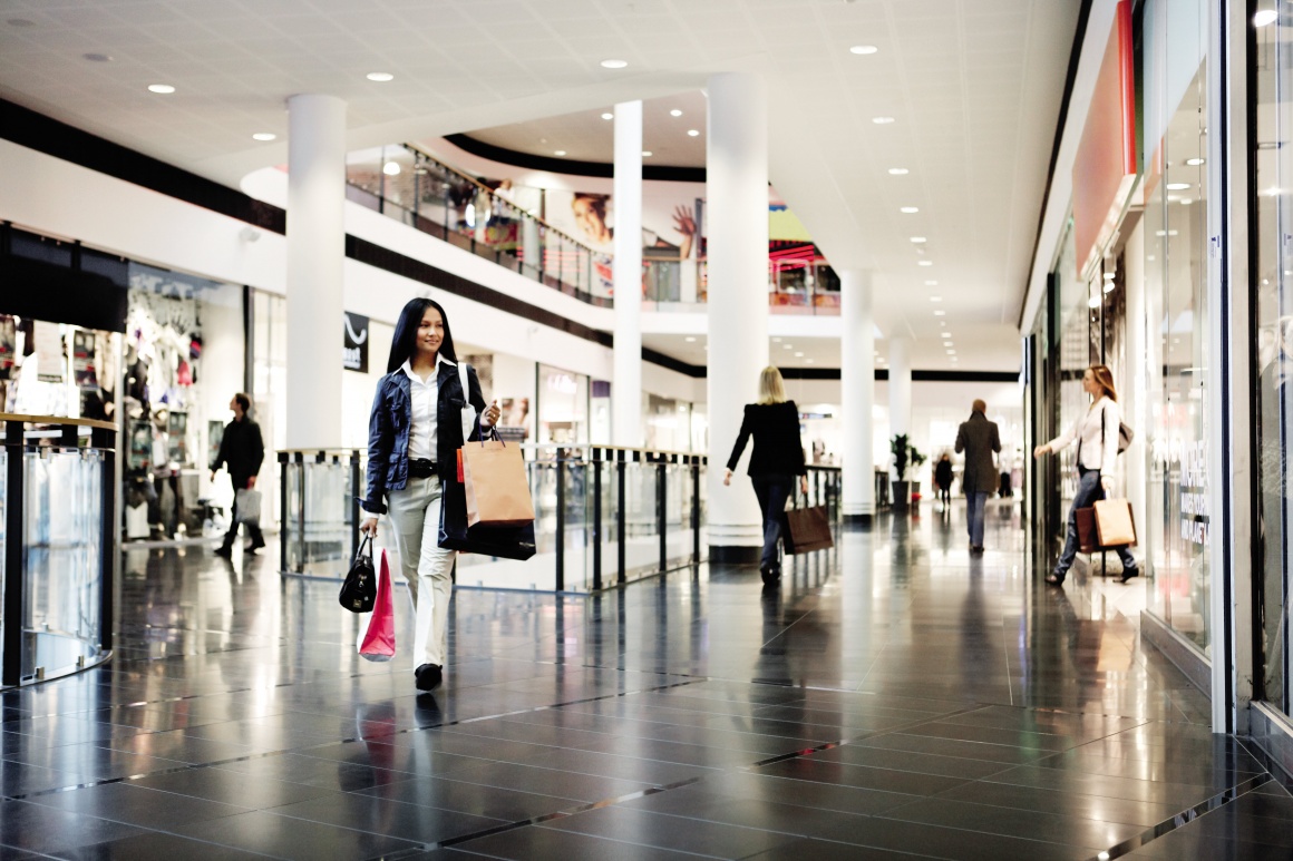 Foto: Frau läuft durch ein Shopping-Center; copyright: Axis Communications...