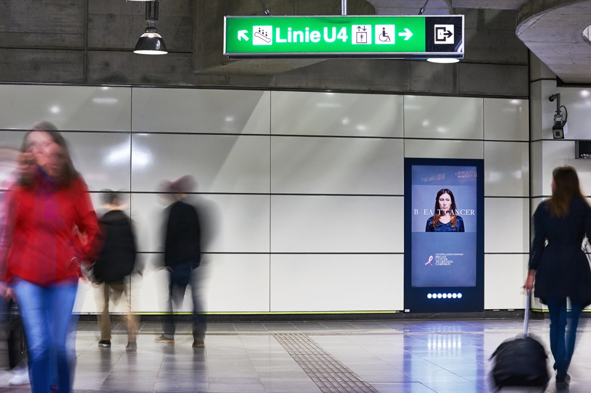 Foto: Digitaler Werbebildschirm in einer belebten U-Bahn-Station; copyright:...