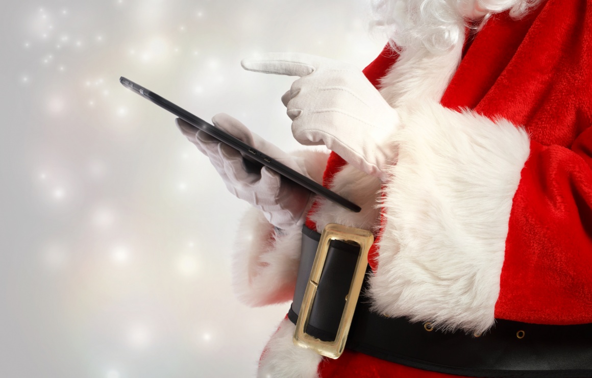 Santa Claus surft via Tablet im Internet