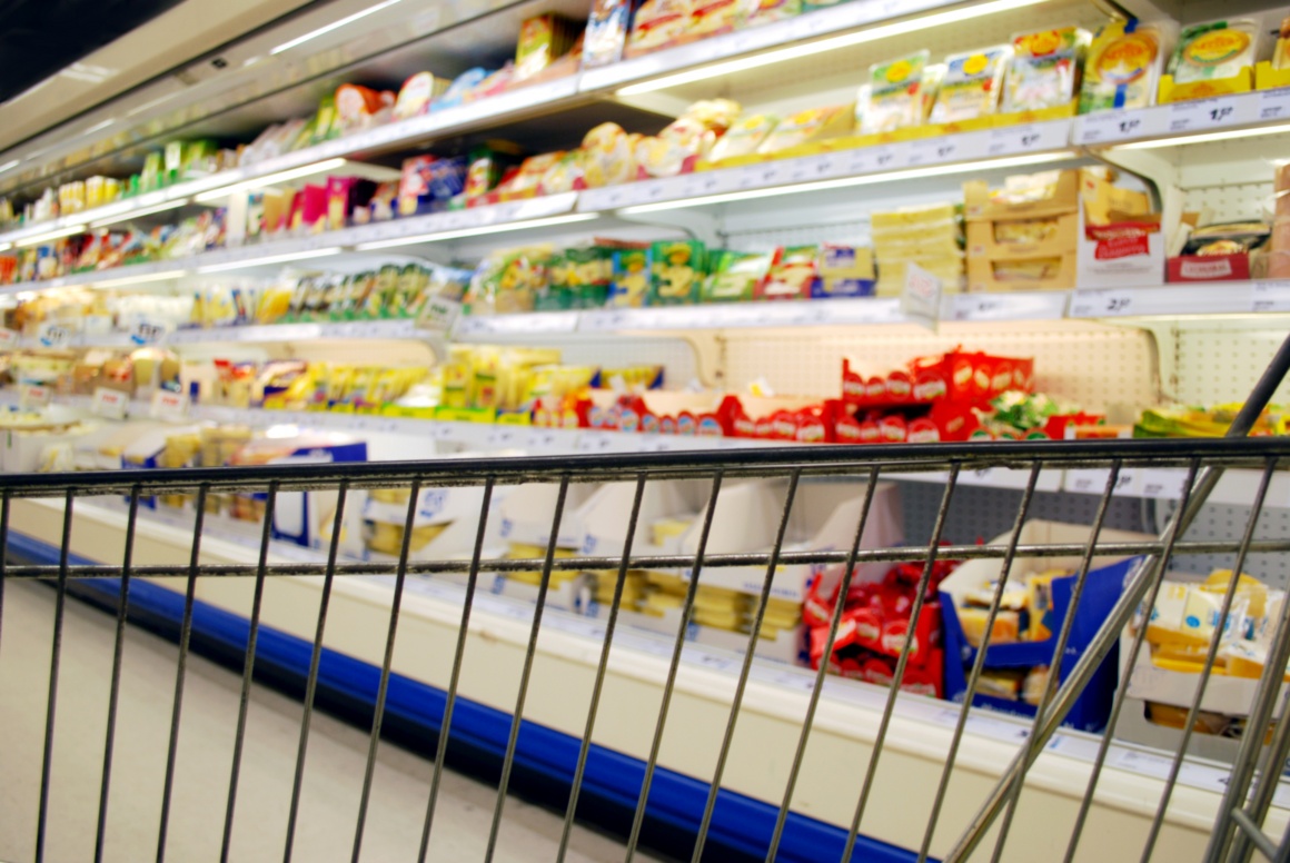 Foto: Kühlregal im Supermarkt durch Einkaufswagengitter fotografiert;...