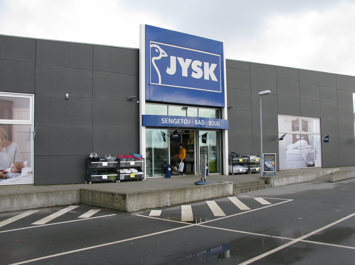 Foto: Eingang einer Filiale von JYSK Nordic; copyright: Ergonomic Solutions...