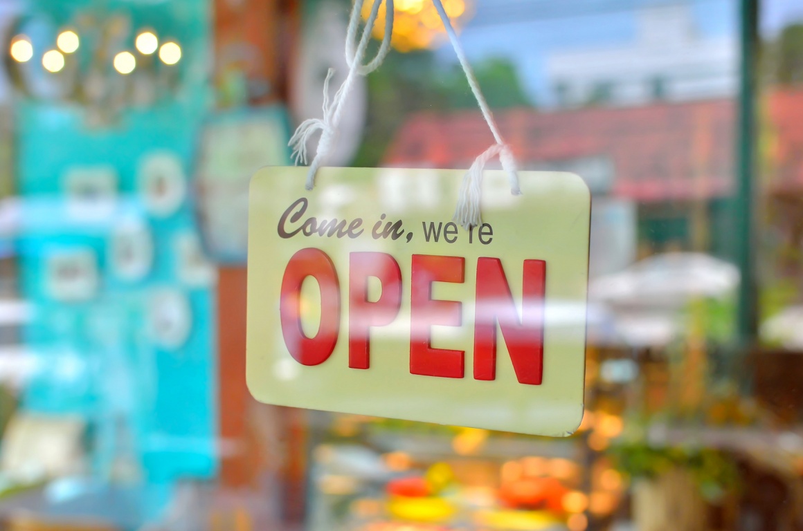Foto: Schild mit Schrift ‚Open‘ im Schaufenster eines Ladens; copyright:...