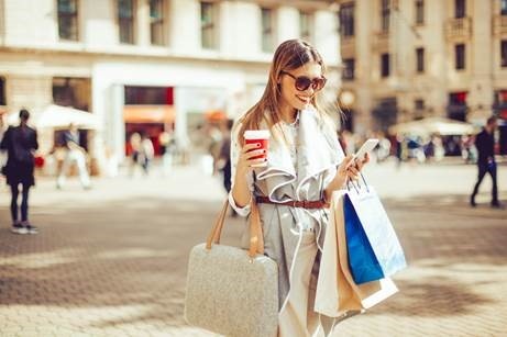 Frau beim Shoppen in Innenstadt; copyright: iStock / Eva-Katalin...