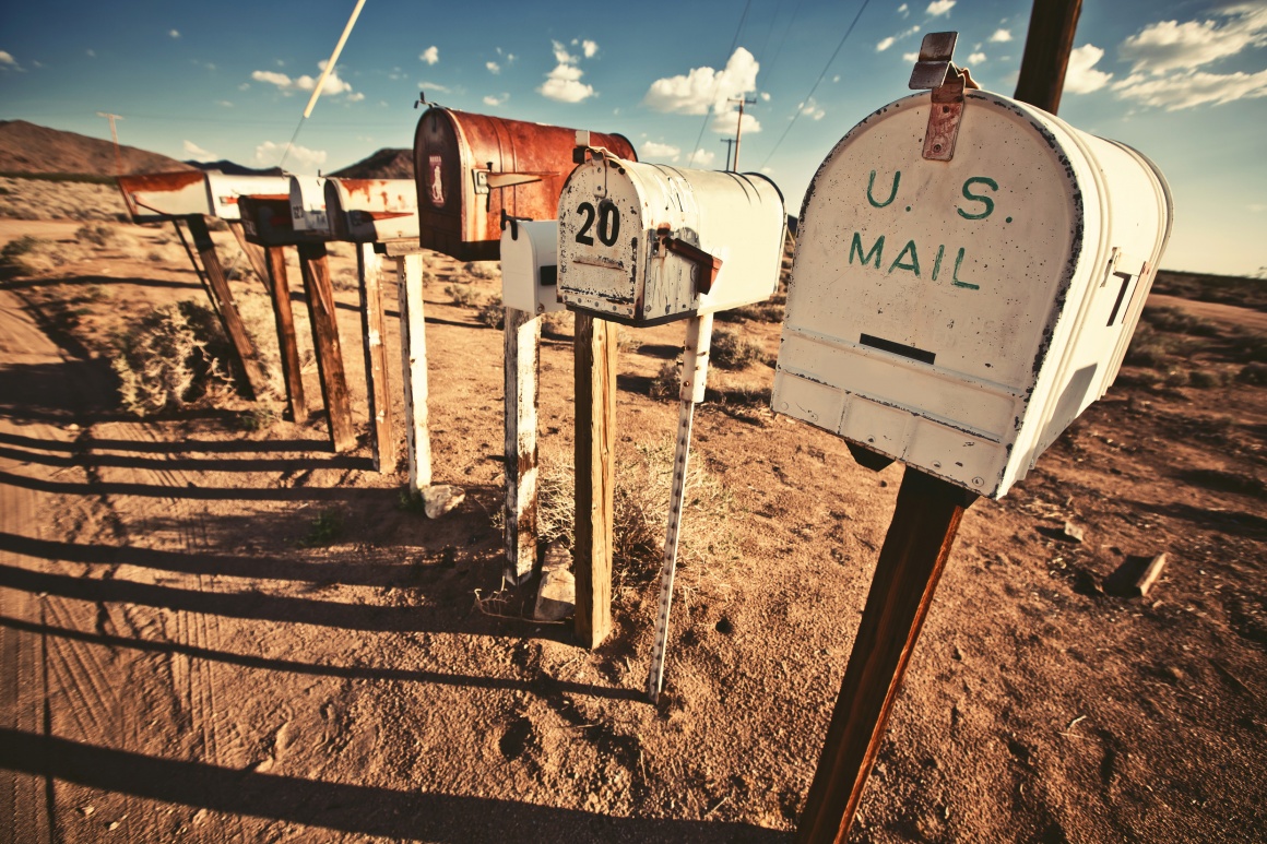 Briefkästen in Wüste; Copyright: panthermedia/netduha127...