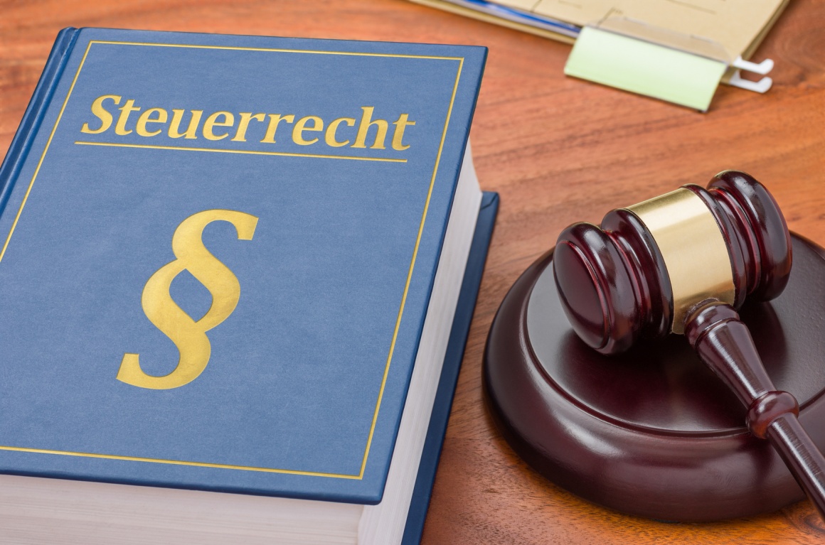 Gesetzbuch zum Steuerrecht und Richterhammer; copyright: panthermedia.net /...