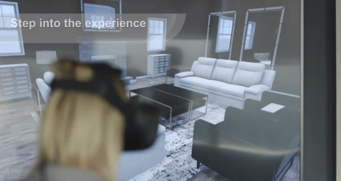 Frau mit VR-Brille schaut sich Wohnzimmer mit Möbeln an; copyright: Macy’s...