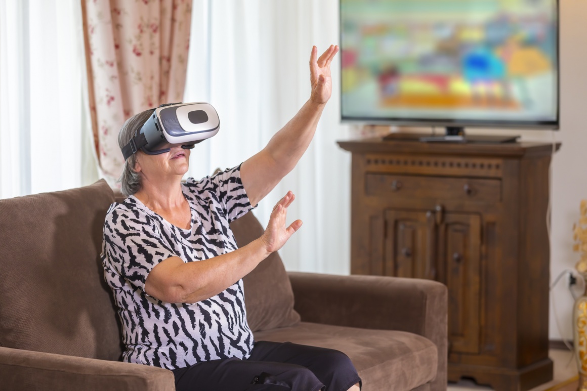Ältere Frau mit VR-Brille zuhause auf dem Sessel; copyright: panthermedia.net...