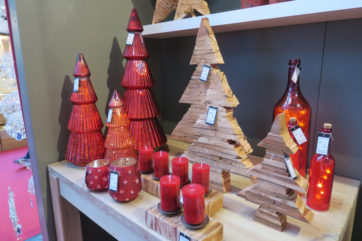 Weihnachtsdekorationen aus Glas und Holz in Form von Tannenbäumen; copyright:...