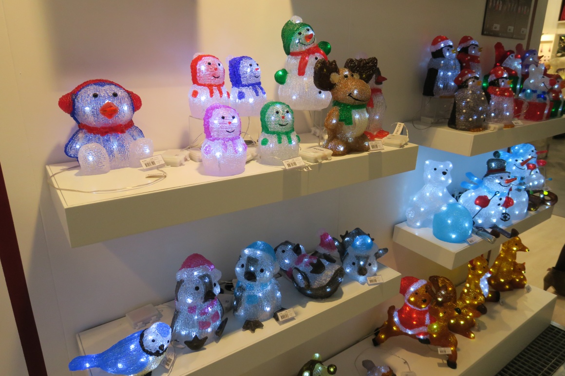 Beleuchtete Figuren in Form von Schneemännern und Pinguinen; copyright:...