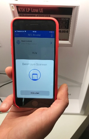 Smartphone scannt ein elektronisches Preisschild; copyright: iXtenso/Kuhlow...