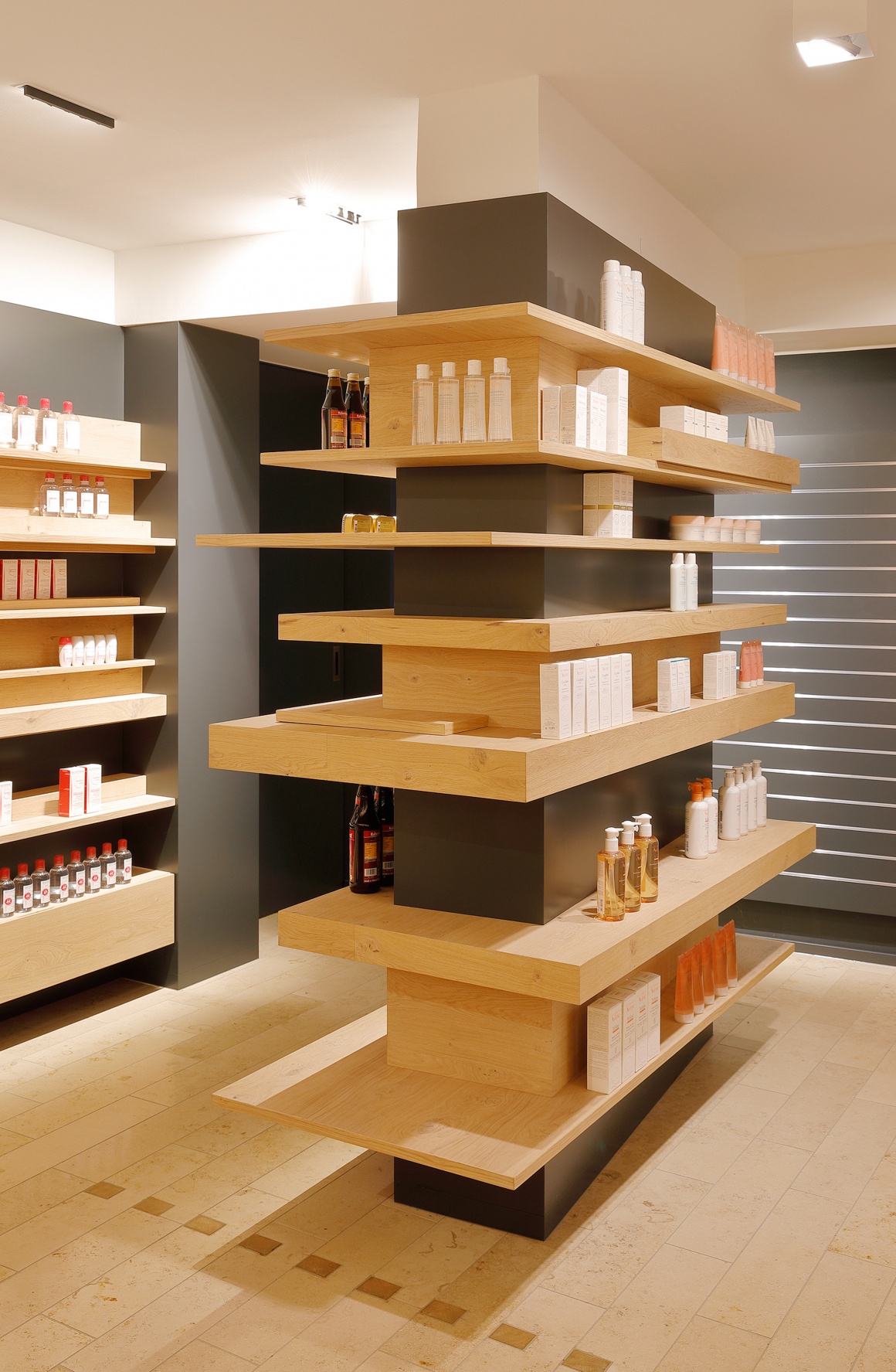 Foto: So kann Shopdesign aussehen: Die Schubert Apotheke in Pullach an der Isar...