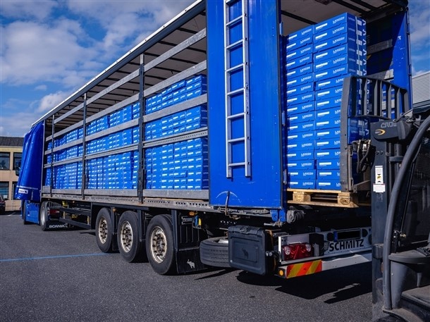 Lastwagen mit offener Plane beladen mit blauen Paketen; copyright: LANCOM...