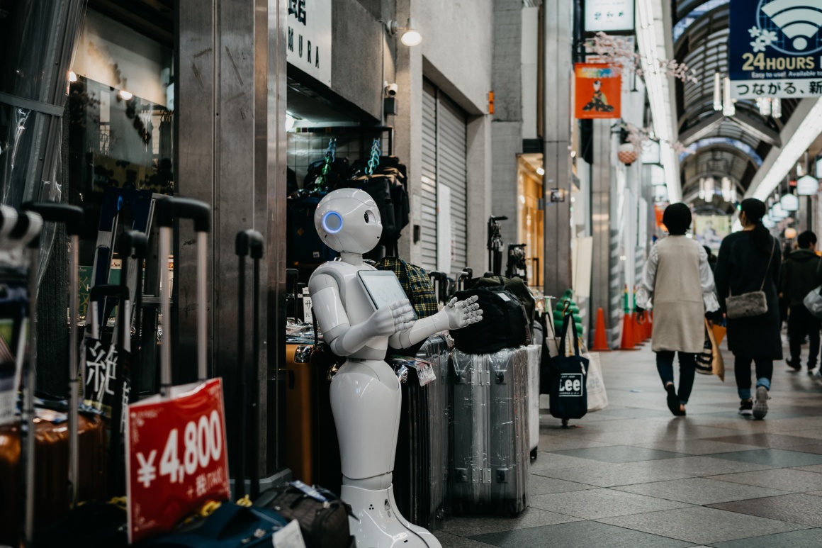 Roboter vor Geschäft; Copyright: Lukas/Unsplash